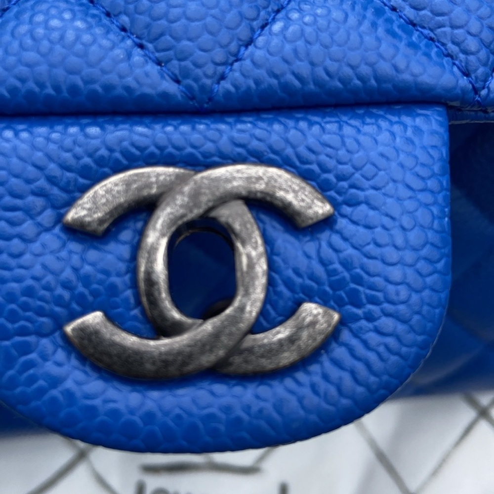 Authentic CHANEL Caviar Quilted Medium Double Flap in a stunning, vibrant blue - Picture 5 of 15